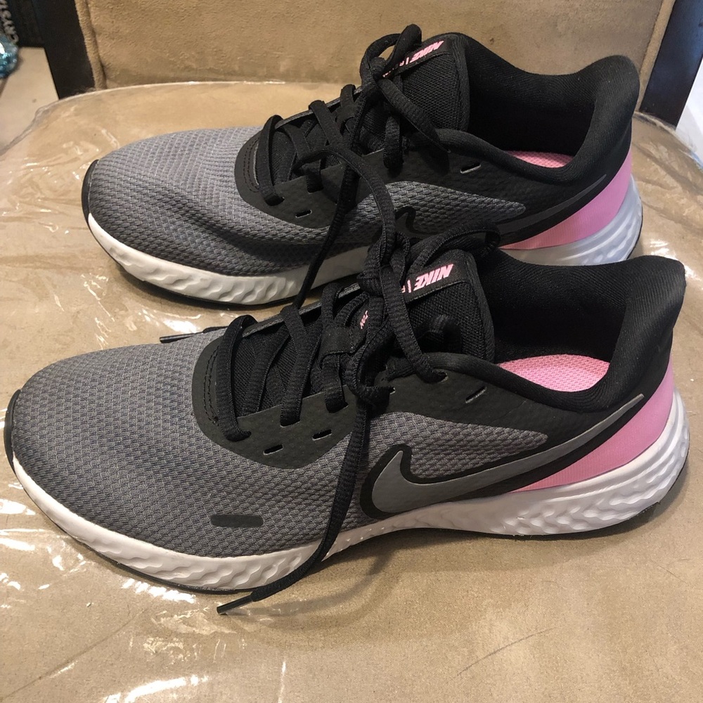 Nike 🥳HP🥳Revolution Grey & Black colored Sneakers, Size 8 - Picture 4 of 11